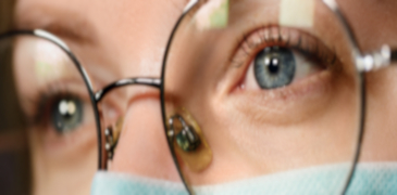 Using personal face masks with spectacles versus contact lenses